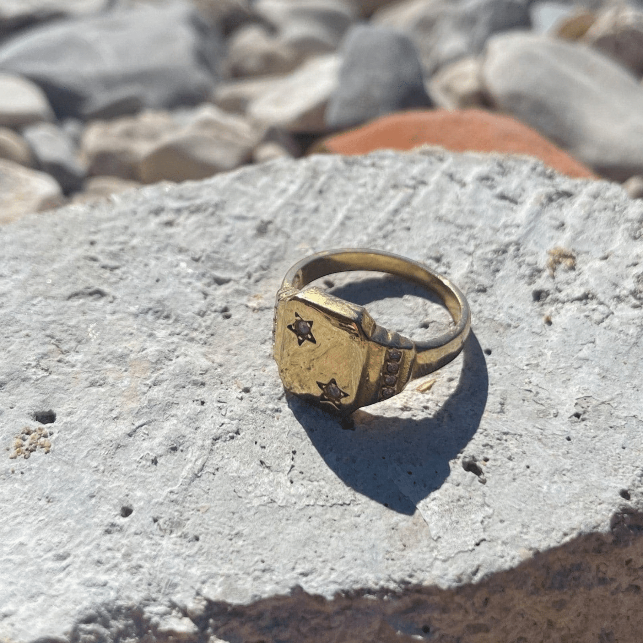 Álainn Gold Star Signet Ring - Réalta