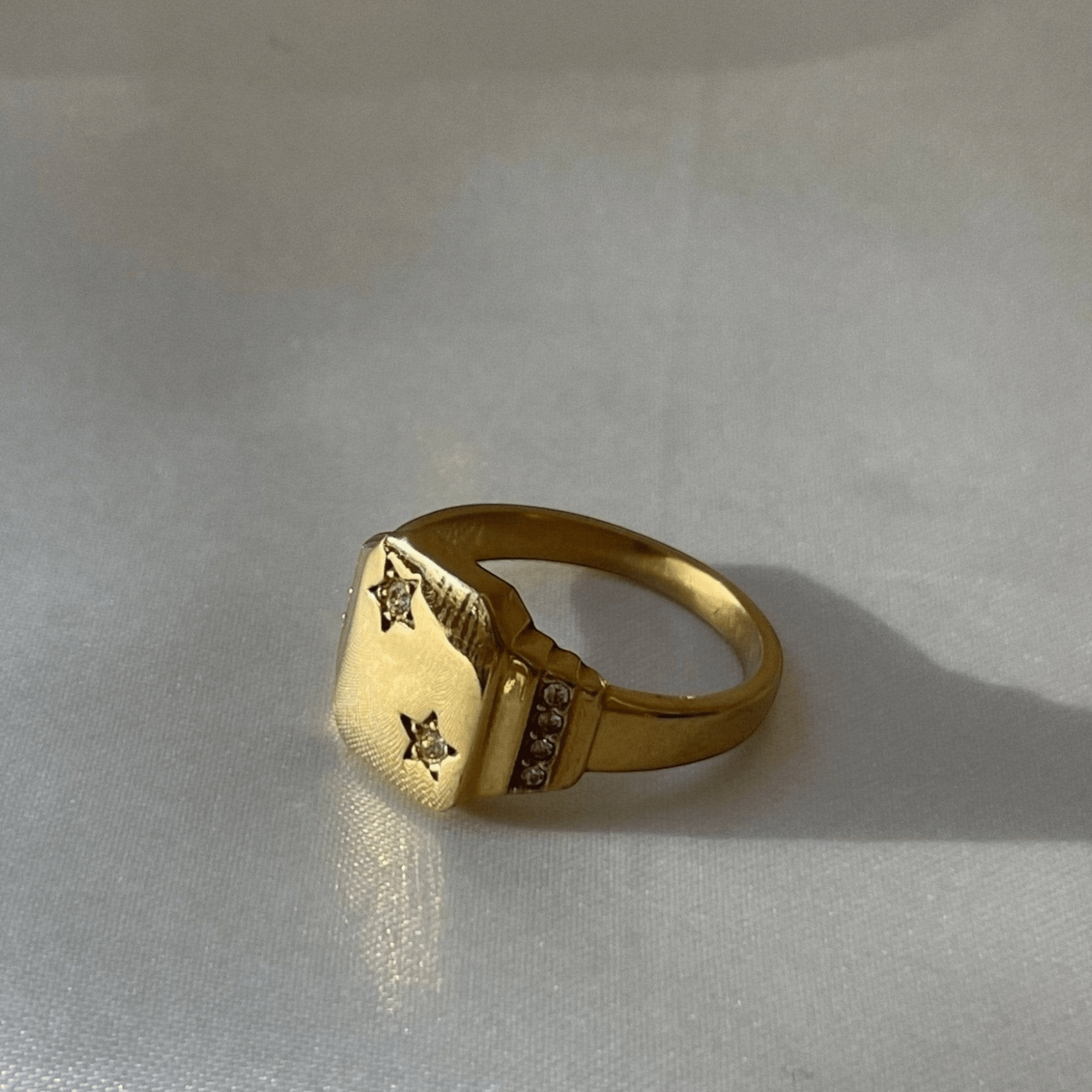 Álainn Gold Star Signet Ring - Réalta