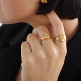 Álainn Gold Star Signet Ring - Réalta