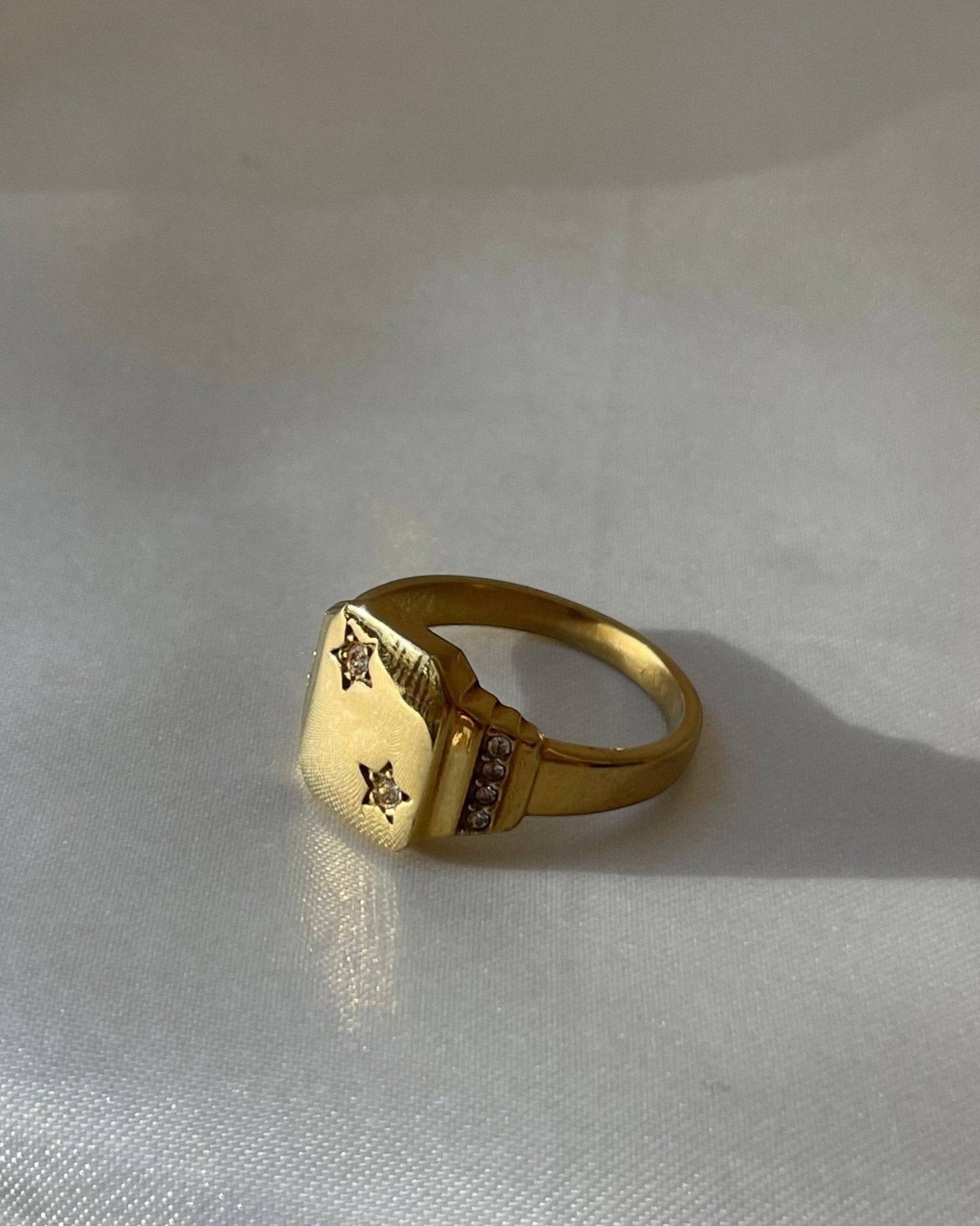 Álainn Gold Star Signet Ring - Réalta