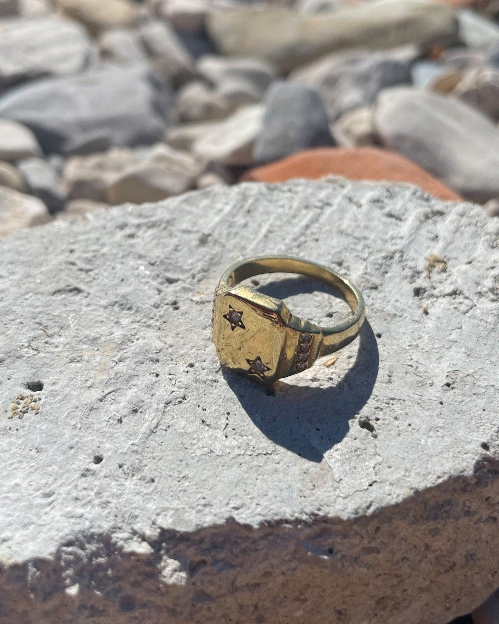 Álainn Gold Star Signet Ring - Réalta