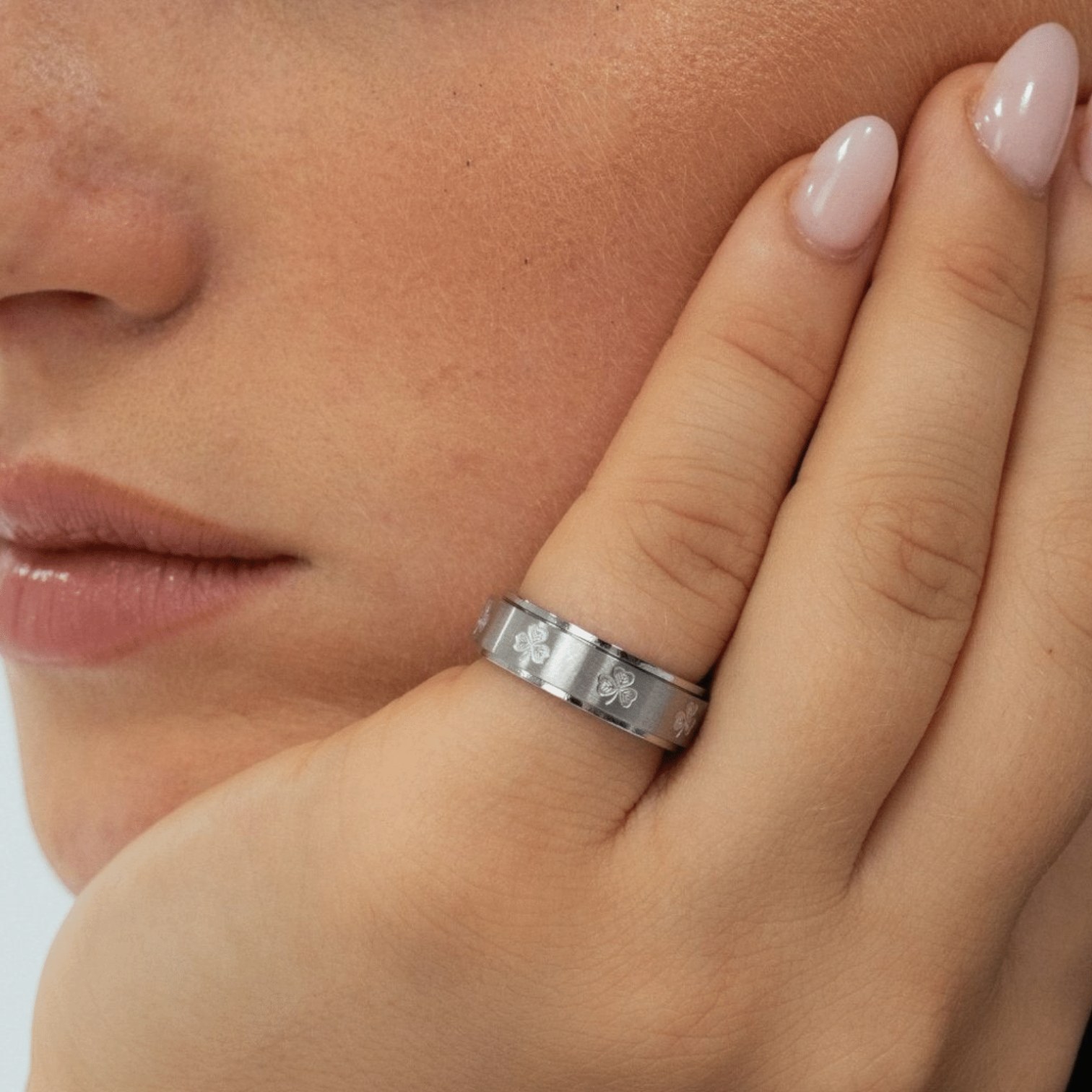 Réalta Clover Spinner Band Ring - Réalta