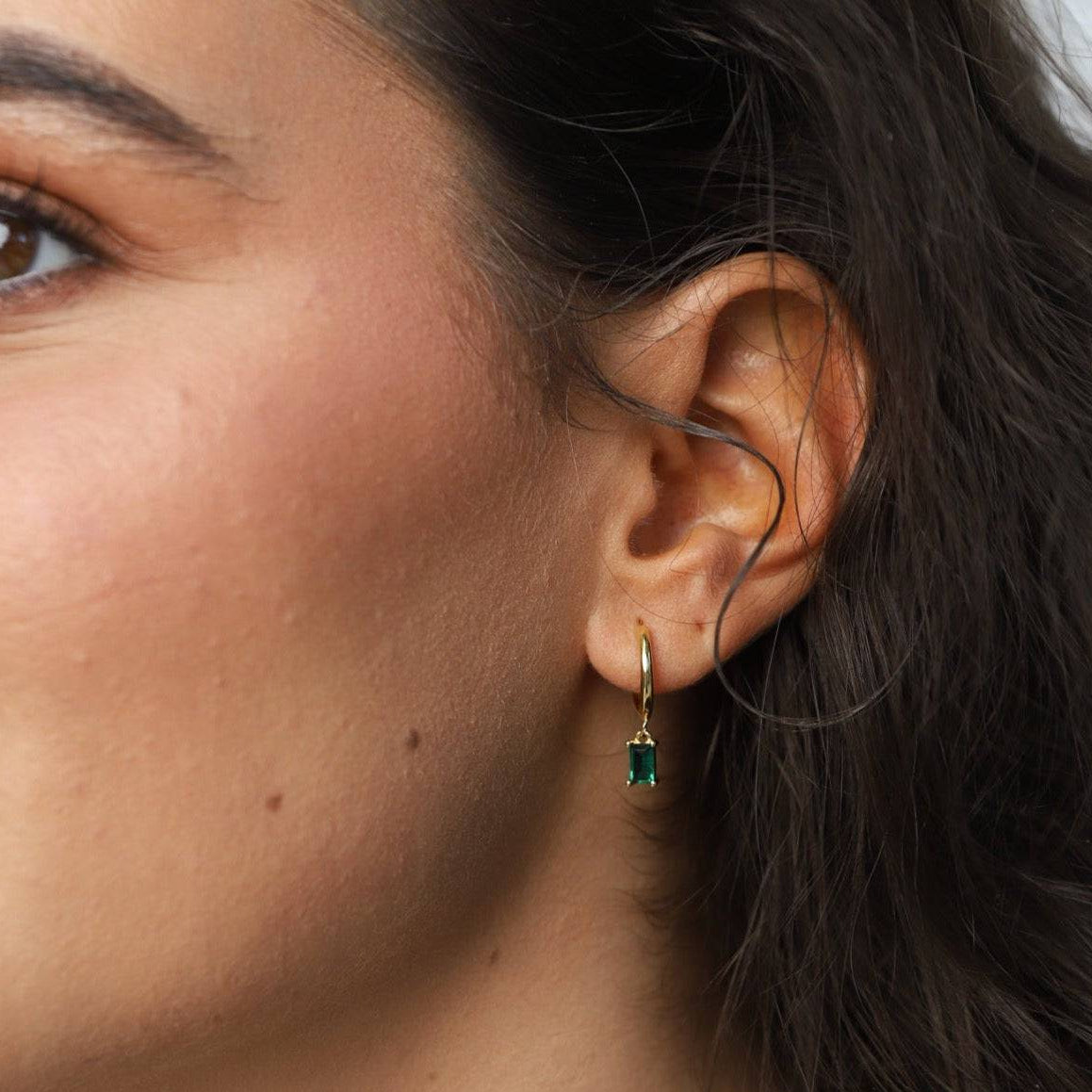 Gold Classic Huggie hoops - Réalta